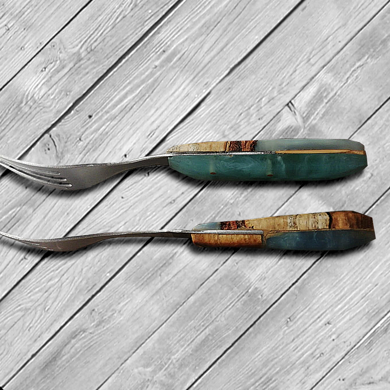 Besteck mit Holz- und Epoxidharzgriff